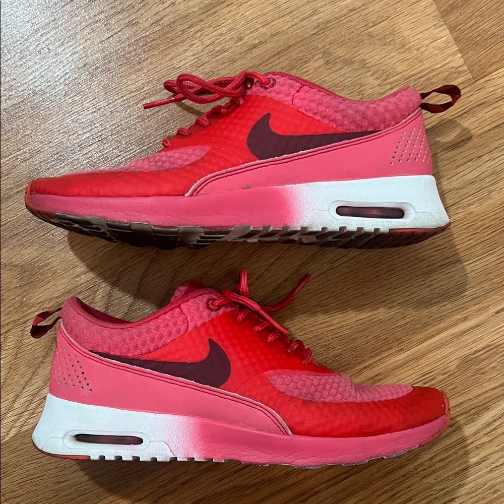Nike Women's Red and Pink Gradient Air-Style Sneakers